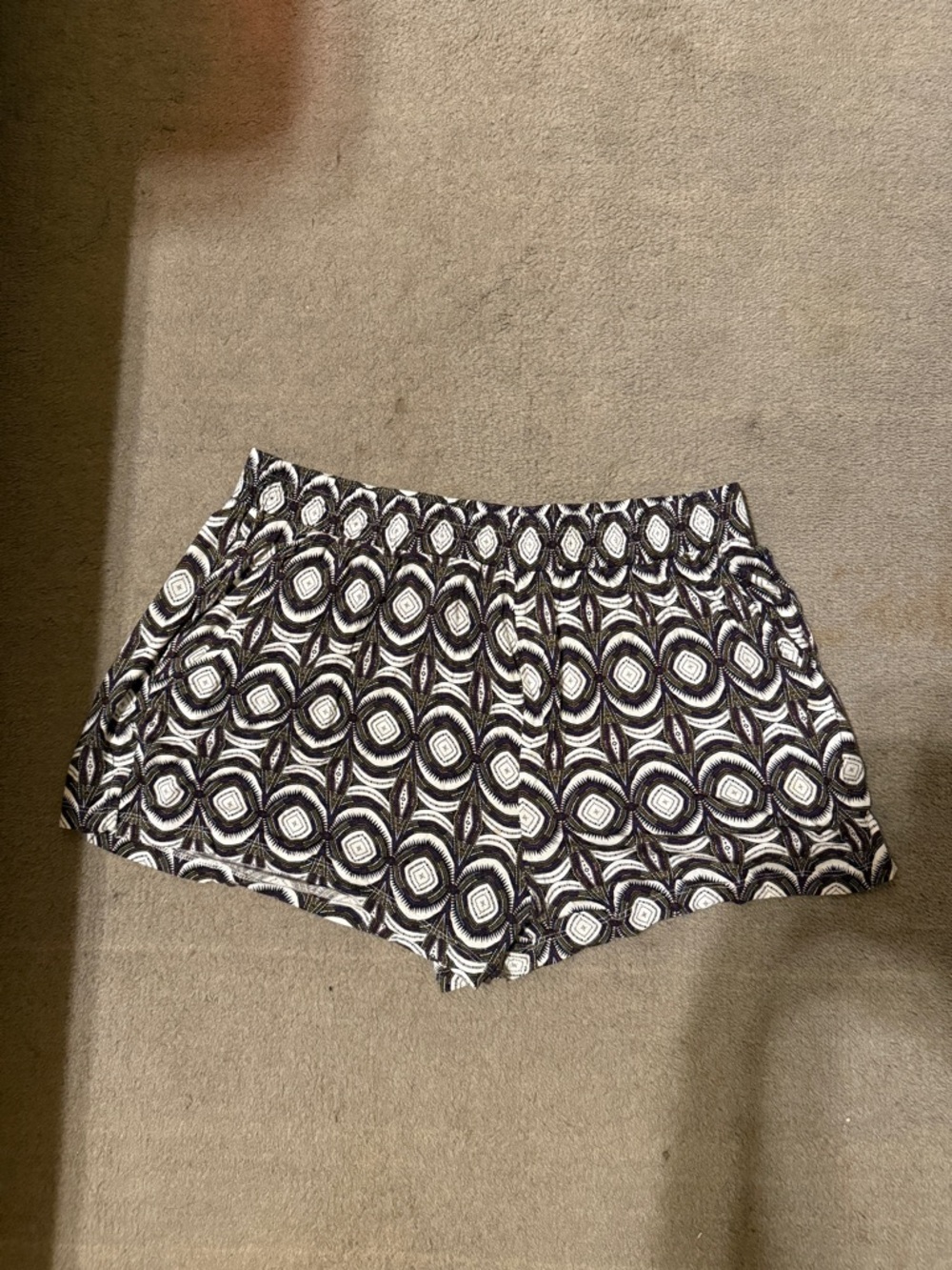 H&M Black & White Geometric Print Shorts Women’s Elastic Waist Boho Shorte